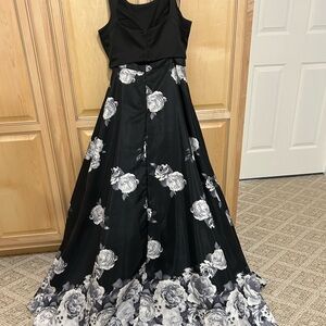 Stunning Black and White Floral 2 piece Dress, size 5
